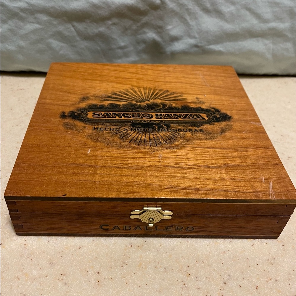 EMPTY Cigar Box ~ Sancho Panza Wood Hecho a Mano Honduras, Metal Clasp & Hinges.